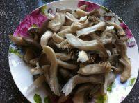 自制鸡腿菇炒肉做法图解2)