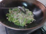 芹菜炒粉条做法图解11)
