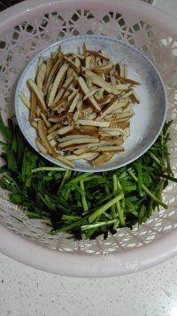 家常菜韭菜炒香干做法图解1)