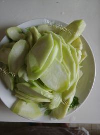 美味的丝瓜蛋花汤做法图解1)