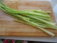 家常菜腊肠炒芹菜做法图解1)