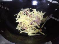 美味的肉片炒土豆做法图解5)