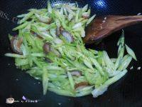 家常菜香芹炒腊肉做法图解9)
