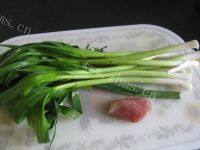 家常菜蒜苗炒肉做法图解1)