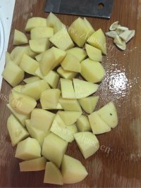 诱人的土豆烧肉做法图解6)