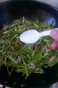 家常菜芦蒿炒肉丝做法图解9)