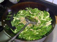 家常菜韭菜炒豆腐丝做法图解5)