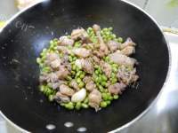 家常菜毛豆烧鸡做法图解9)