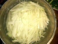 家常菜青椒炒土豆丝做法图解2)