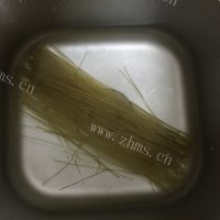 美味的麻辣肠砂锅做法图解2)