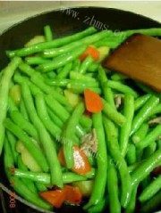 家常菜土豆炖豆角做法图解3)