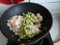 美味的牛油果培根炒饭做法图解9)