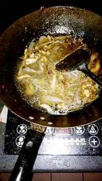 美味的蘑菇鸡肉烩饼做法图解7)