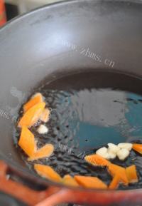 家常菜香肠炒蒜苔做法图解2)