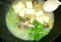 家常菜香菇豆腐鲫鱼汤做法图解6)