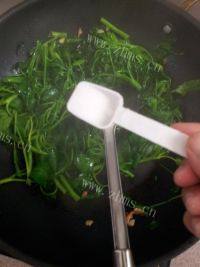 色泽光亮的蒜香空心菜做法图解5)