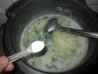 味道极佳的菠菜猪肝粥做法图解12)