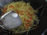 迷人的胡萝卜土豆丝做法图解7)