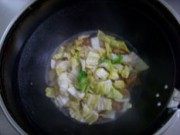 家常菜火腿皮炒大白菜