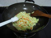 家常菜西葫芦炒肉丝做法图解8)