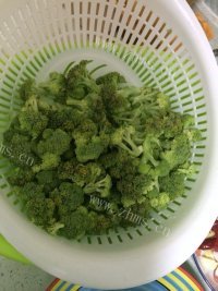 家常菜西兰花炒肉做法图解2)