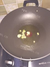色香味俱全的青椒土豆片做法图解2)