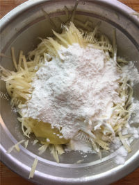 美味的土豆丝饼做法图解5)
