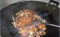 营养丰富的胡萝卜木耳炒肉做法图解7)