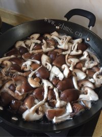 自己做的香菇猪肉包子做法图解2)