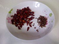 下酒菜麻辣花生做法图解3)