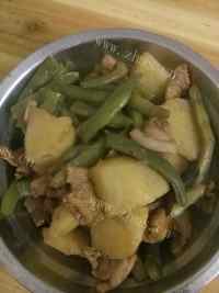 家常土豆豆角炖肉片做法图解11)