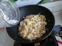 美味的腊肠鸡蛋炒饭做法图解11)