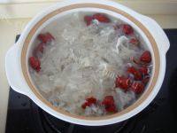 食欲满满的银耳红枣莲子羹做法图解4)
