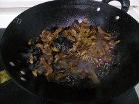 好吃的五花肉烧牛肝菌做法图解8)