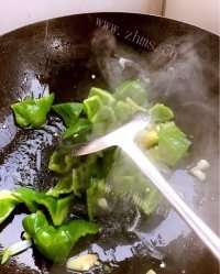 美味的青椒炒鱿鱼做法图解6)