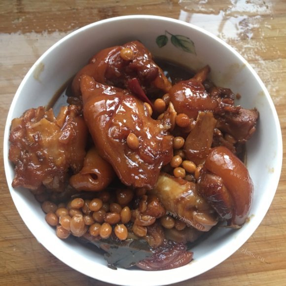 诱人的黄豆焖猪蹄