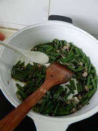 美味的橄榄肉末炒豆角做法图解10)