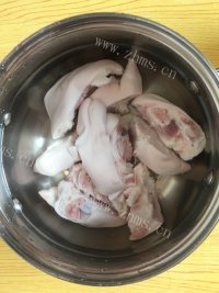 美味的黄豆猪蹄汤做法图解1)