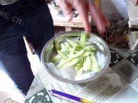 家常菜凉皮拌黄瓜做法图解5)