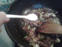 美味的孜然羊肉做法图解8)
