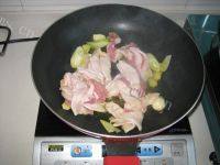 口感好的五花肉炖豆角做法图解7)