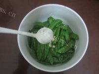 清爽鲜嫩的凉拌荷兰豆做法图解6)