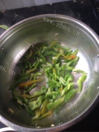 五味俱全的青椒炒鸡蛋做法图解3)