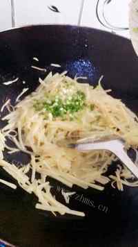家常菜糖醋土豆丝做法图解7)