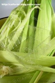 自制玉米皮包的水立方粽子做法图解7)