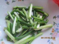 家常菜蒜苔炒鸡胗做法图解3)