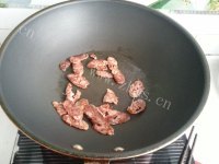家常菜腊肠炒芦笋做法图解2)