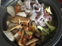 家常南瓜香芋海鲜煲做法图解6)