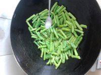 诱人的猪肉炒豆角做法图解4)