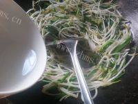 家常的豆芽炒韭菜做法图解6)